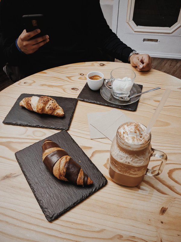 Est-il possible de réserver une maison flottante pour des vacances sur les canaux d'Amsterdam ?