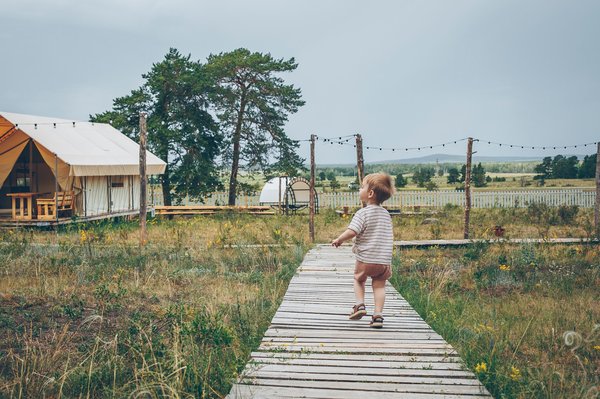 Quels sont les meilleurs endroits pour le glamping sous les aurores boréales en Finlande ?