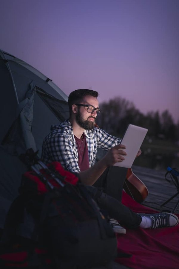 Comment préparer des repas simples en camping sans équipement de cuisine sophistiqué ?